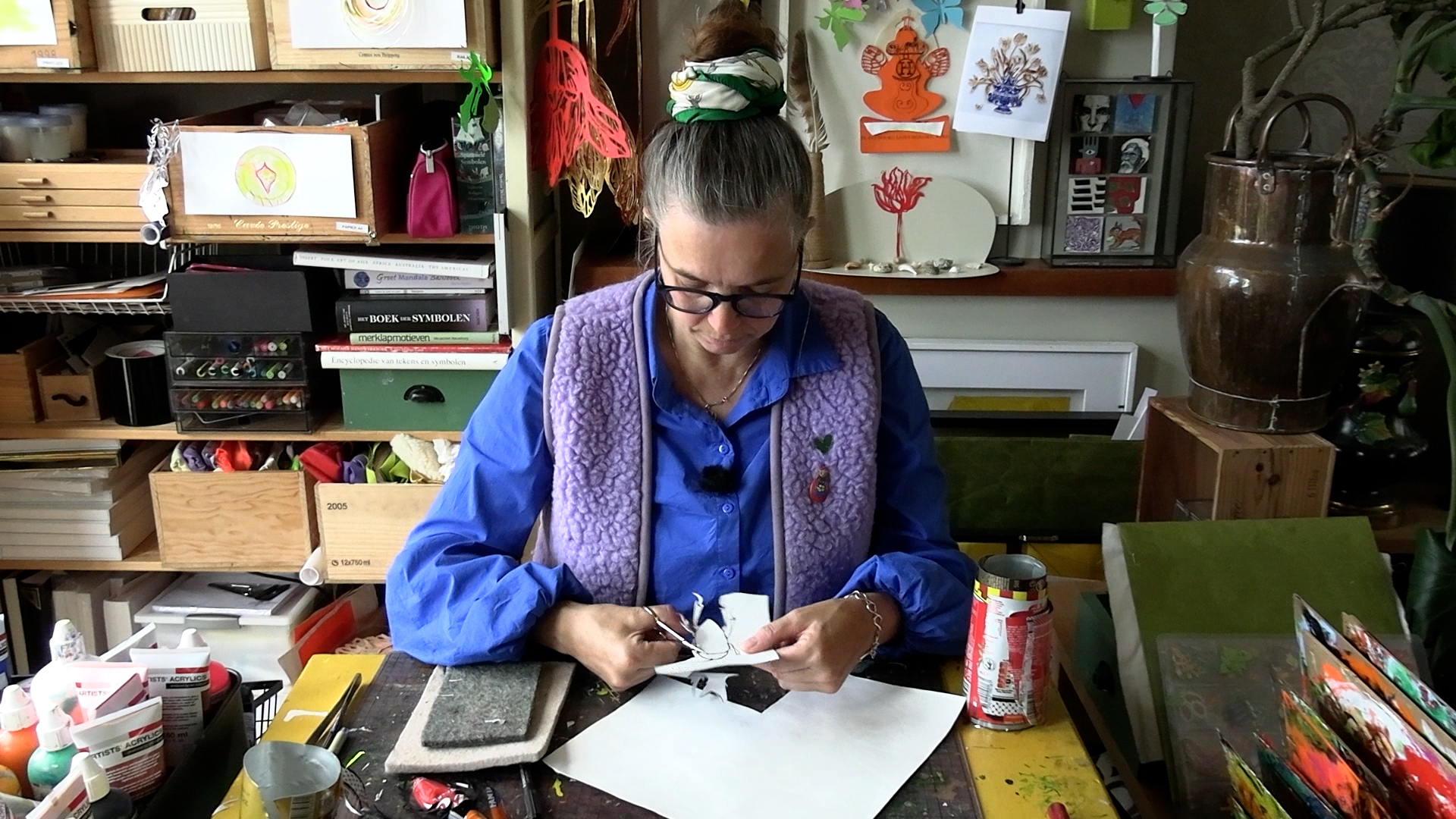 Sandra knipt kleurrijke kunst van papier en blik