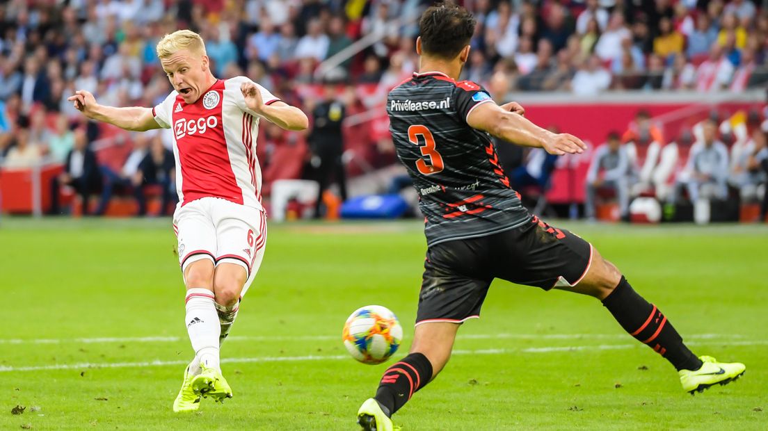 Van de Beek schiet Ajax naar 1-0 tegen FC Emmen
