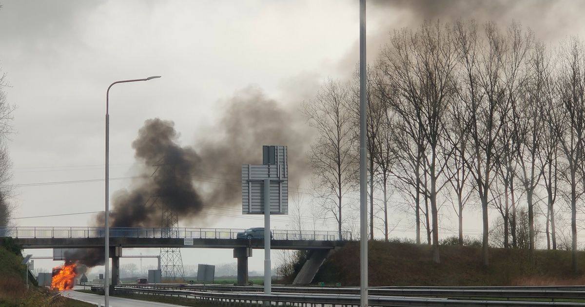 Cabine vrachtwagen vliegt in brand bij Hoek