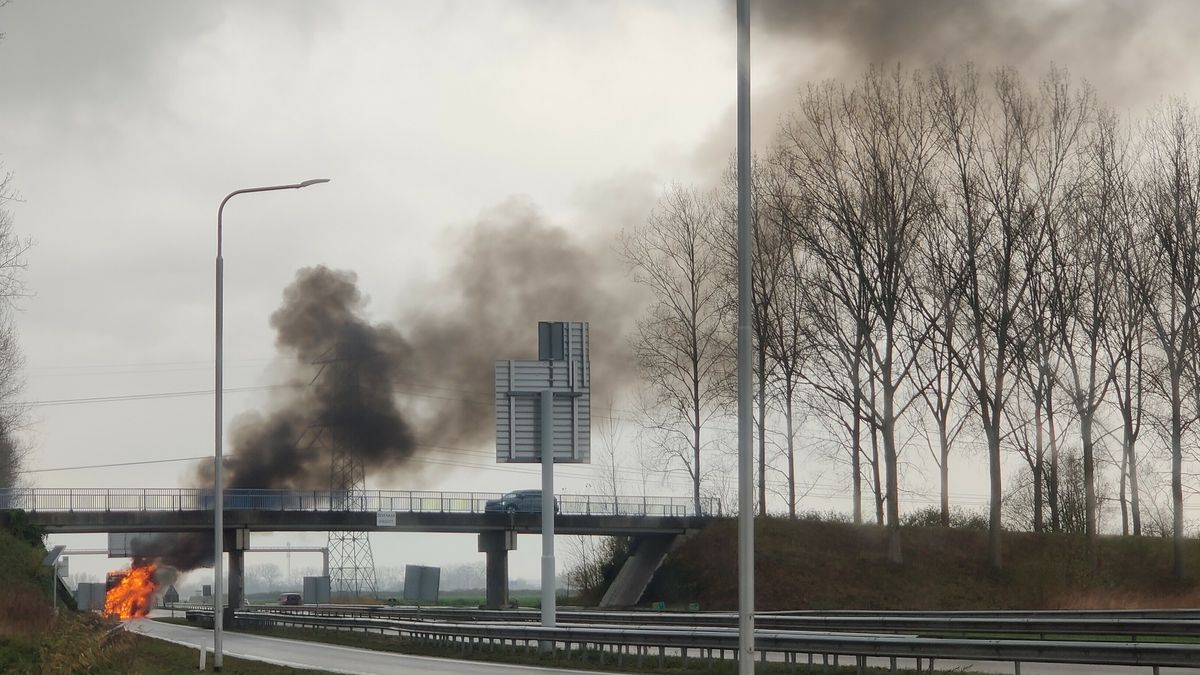 Cabine vrachtwagen vliegt in brand bij Hoek
