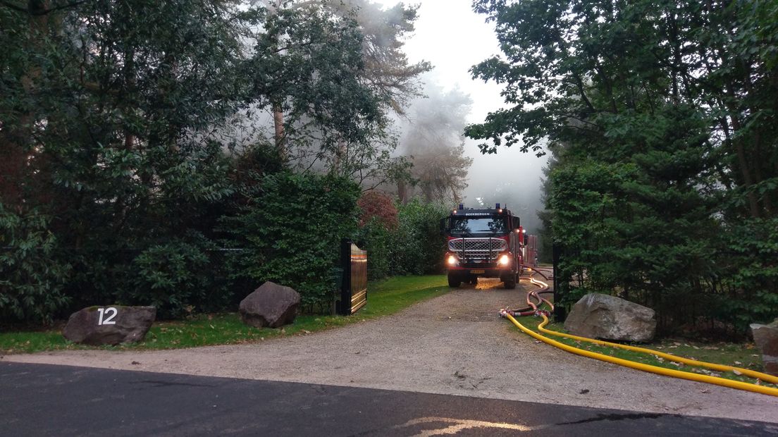 Er heeft woensdagavond een zeer grote brand gewoed in een vrijstaand huis in Ugchelen. Het ging om een villa met deels een rieten dak. Het pand was niet meer te redden, de brandweer heeft het vuur gecontroleerd laten uitbranden.