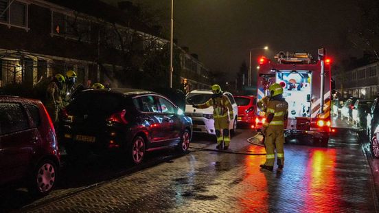 Autobrand met uitslaande vlammen