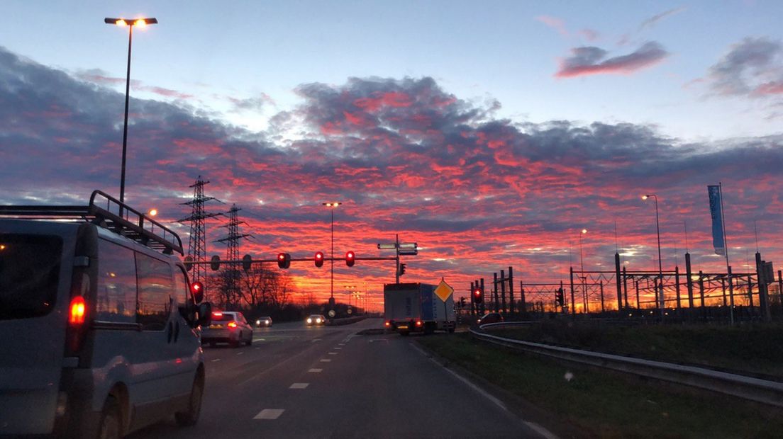 De hemel kleurt maandagochtend rood en oranje bij de Euroborg in Stad.