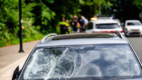 Bestuurder onwel, boom uit berm • voetganger aangereden. Bestuurder onwel, boom uit berm • voetganger aangereden.