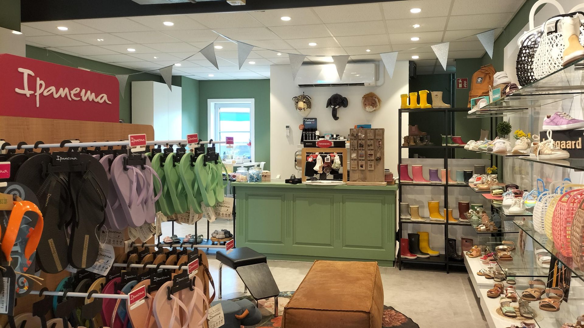 Het interieur van de kinderschoenenzaak in Barendrecht