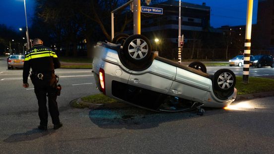 Auto slaat over de kop bij aanrijding