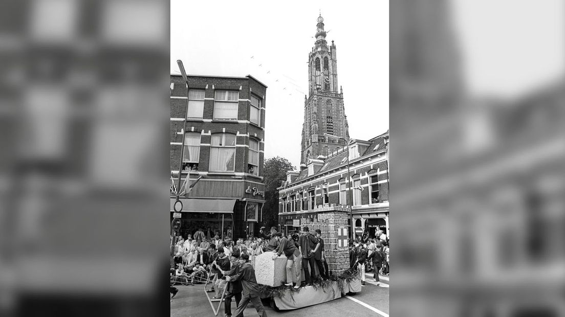 In 1971 wordt de steen in het bijzijn van de burgemeester van londen kado gedaan aan Amersfoort.