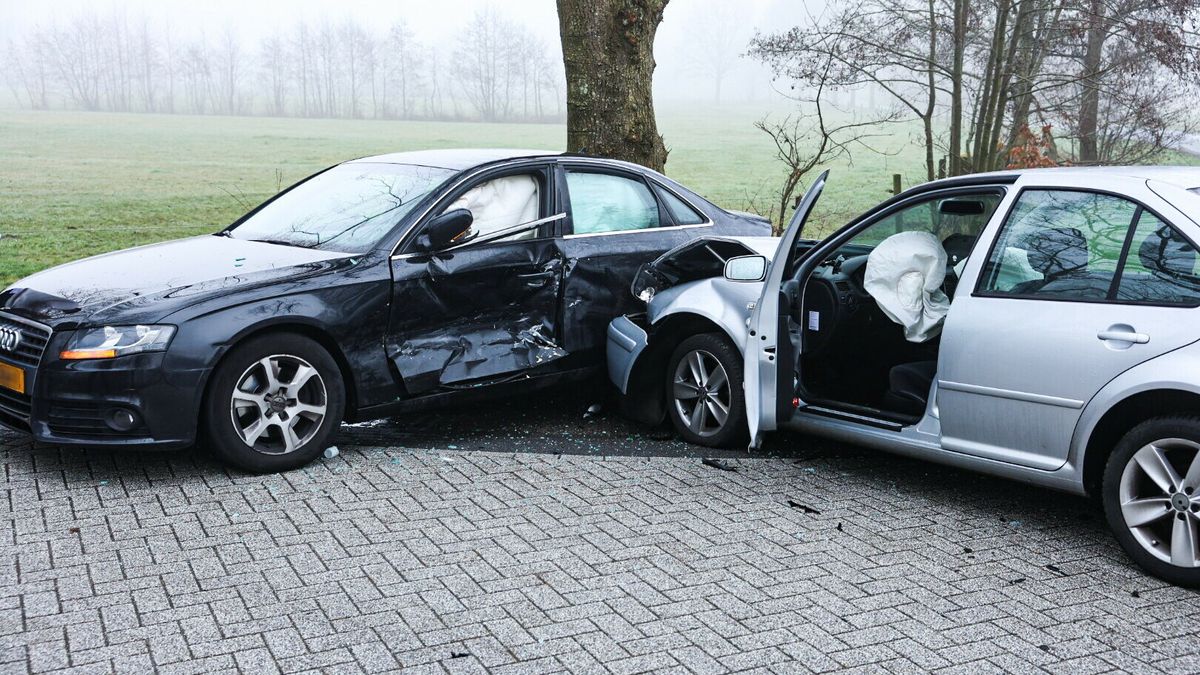 Auto's flink beschadigd na botsing in Drachtstercompagnie