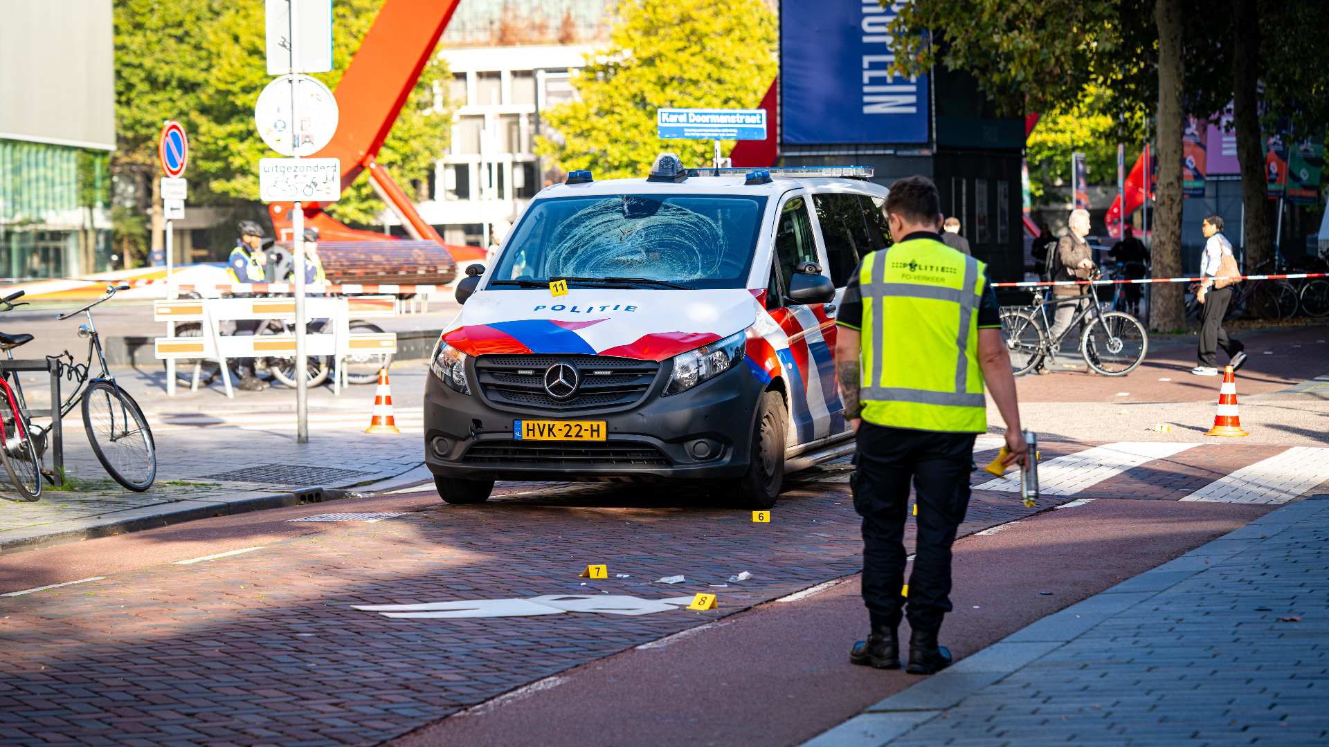 De fietser moest na de aanrijding naar het ziekenhuis.