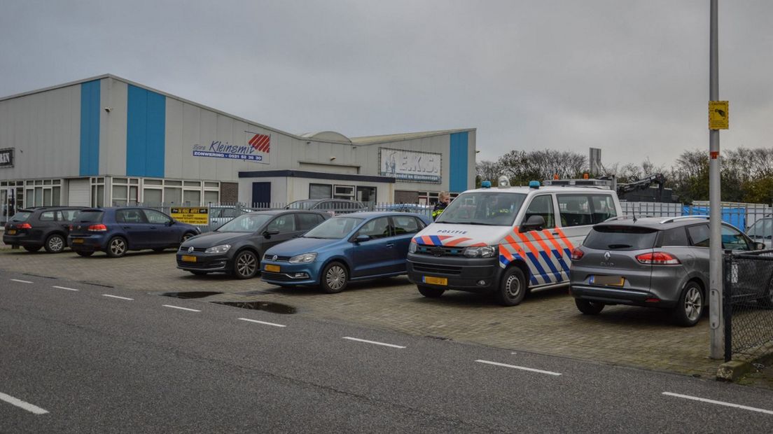 Ook in Steenwijk wordt een pand doorzocht (Rechten: Van Oost Media)