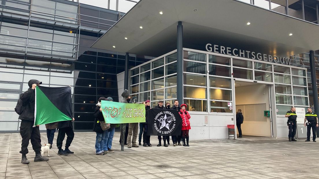 Demonstranten en sympathisanten van Active for Justice verzamelen zich voor de Utrechtse rechtbank