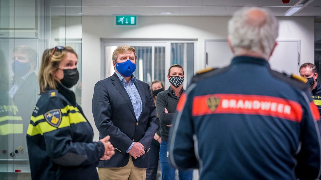 De koning op bezoek in het gemeenschappelijke commandocentrum.