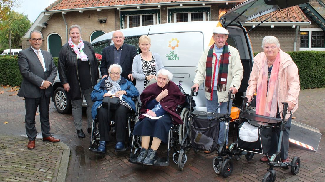 Onthulling van de rolstoelauto van de Zonnebloem in Goes