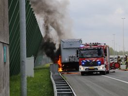 Brand in vrachtwagen met wasmiddel op de A2 bij Vianen voorbij