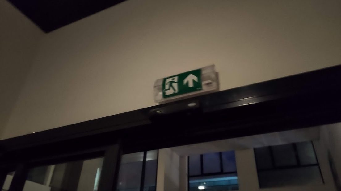 Ook de noodverlichting in het gebouw werkt niet