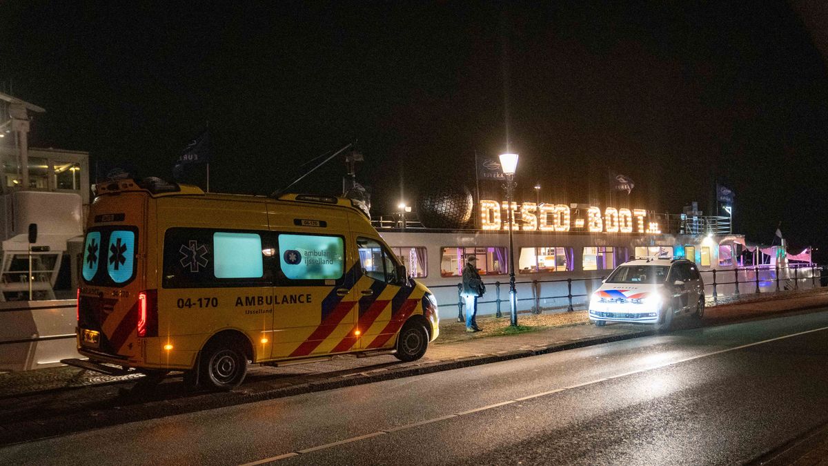 Vrouw springt dicht bij een discoboot in de IJssel in Deventer