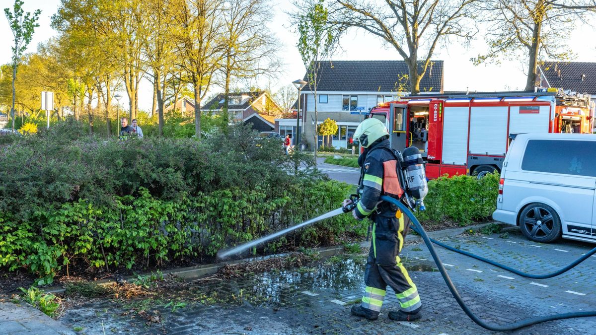 Plantsoen in brand aan de Lage Haer in Oosterwolde
