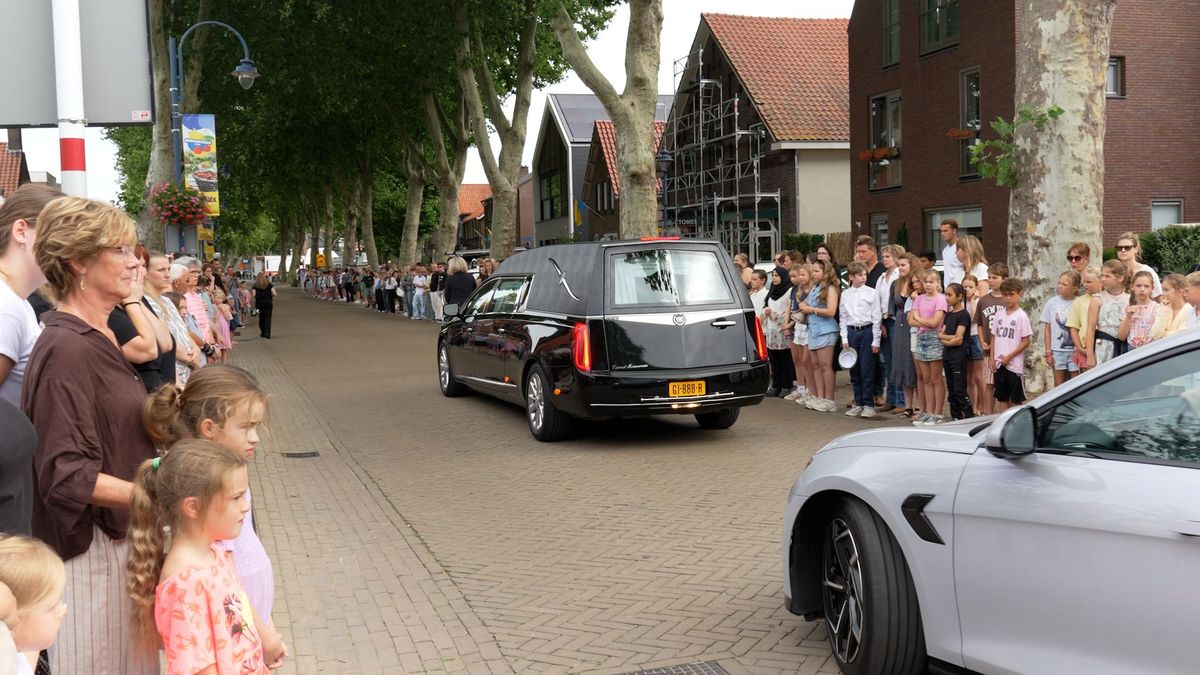 De stilte zegt alles: Gendt vormt erehaag voor Sam (13)