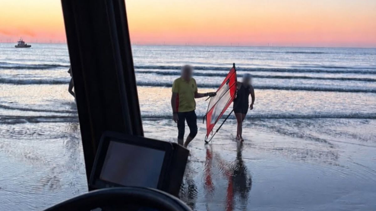 Surfer drijft bijna twee kilometer van kust af en moet uit zee worden gered