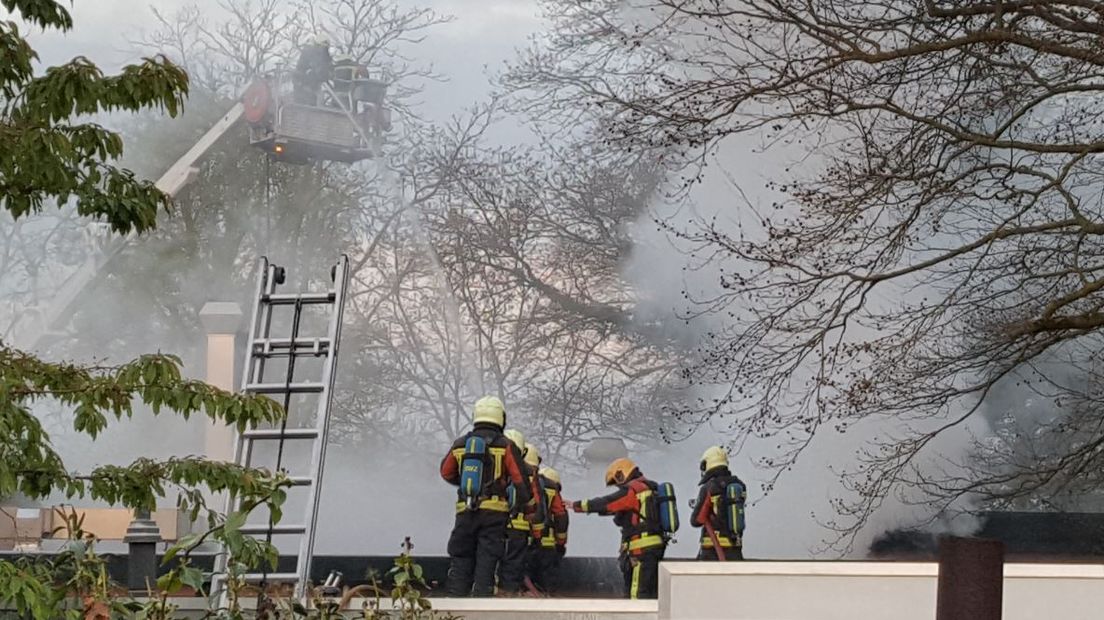 Een grote brand heeft maandagmorgen veel schade aangericht in Grand Café-Restaurant De Pauw in Warnsveld. Er zijn geen gewonden, meldt de brandweer.