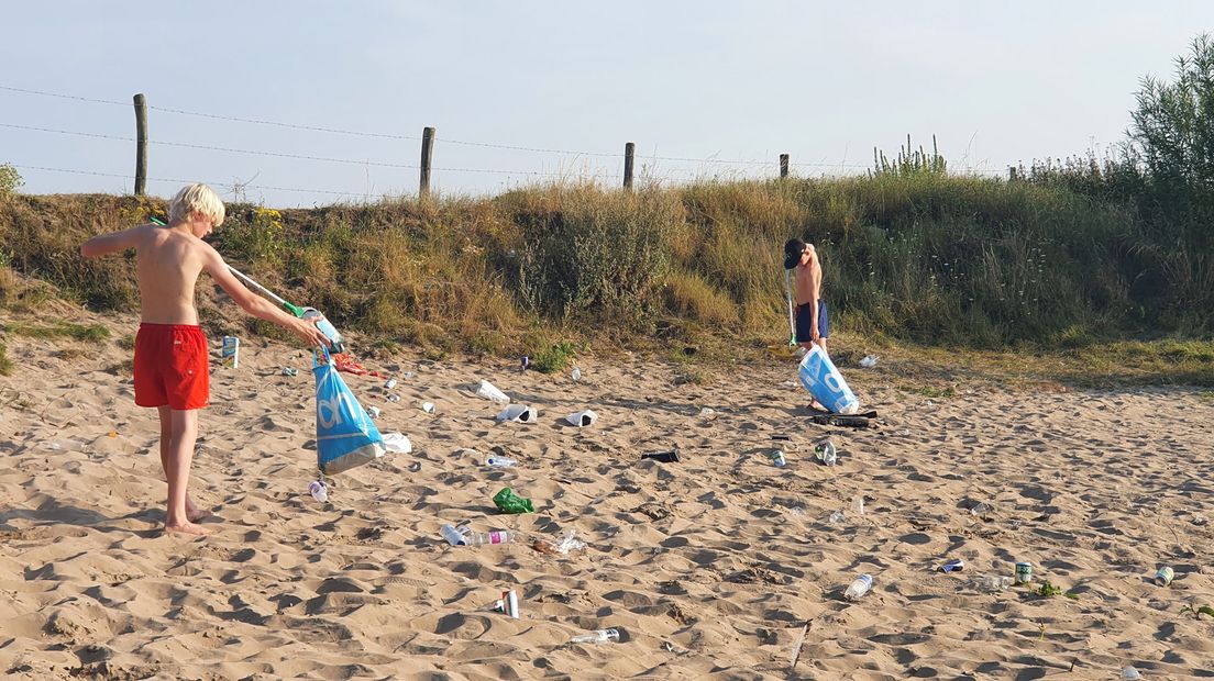 Vrienden Levi en Rens ruimden het strandje in Wijk bij Duurstede op.