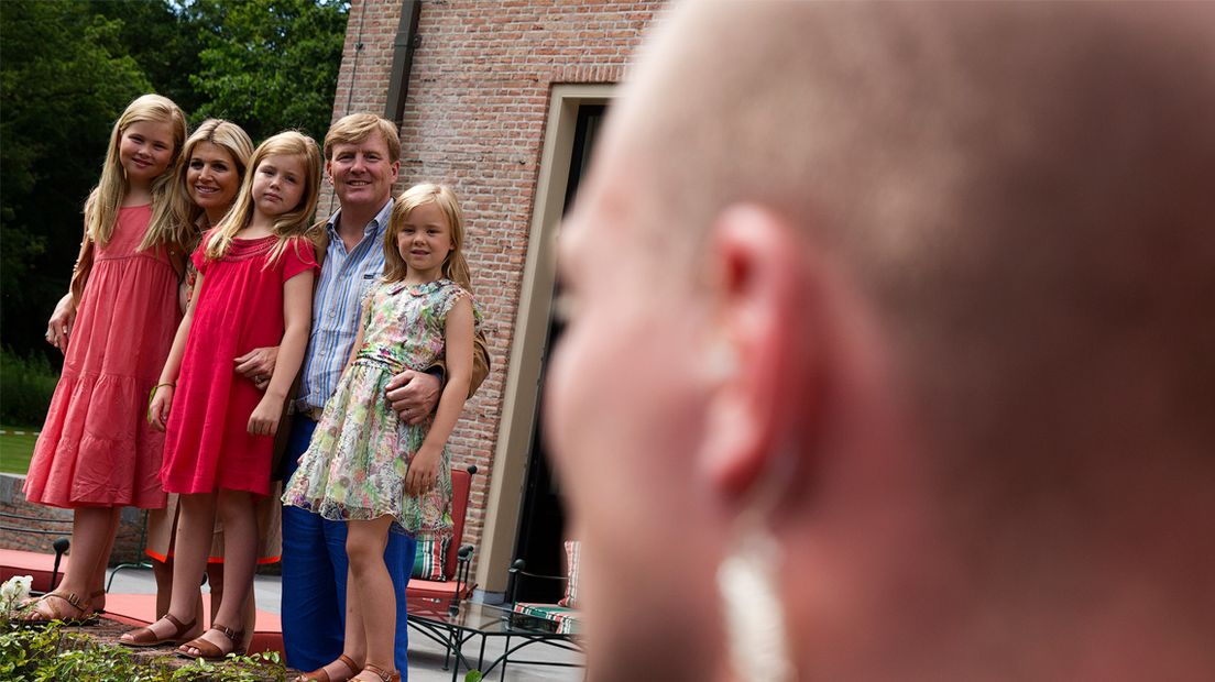 Een beveiliger houdt de koninklijke familie scherp in de gaten.