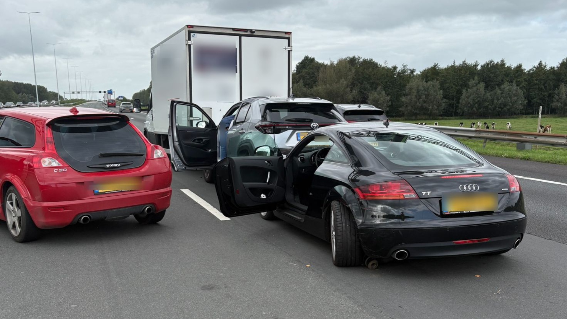 Zeker vier voertuigen zijn op de A27 op elkaar gebotst.