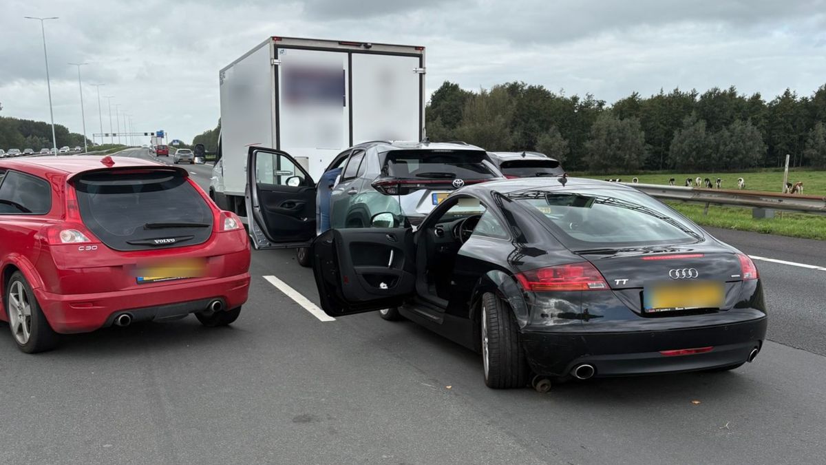 Vier auto's op elkaar en vrachtwagen met pech leiden tot vertraging op snelwegen
