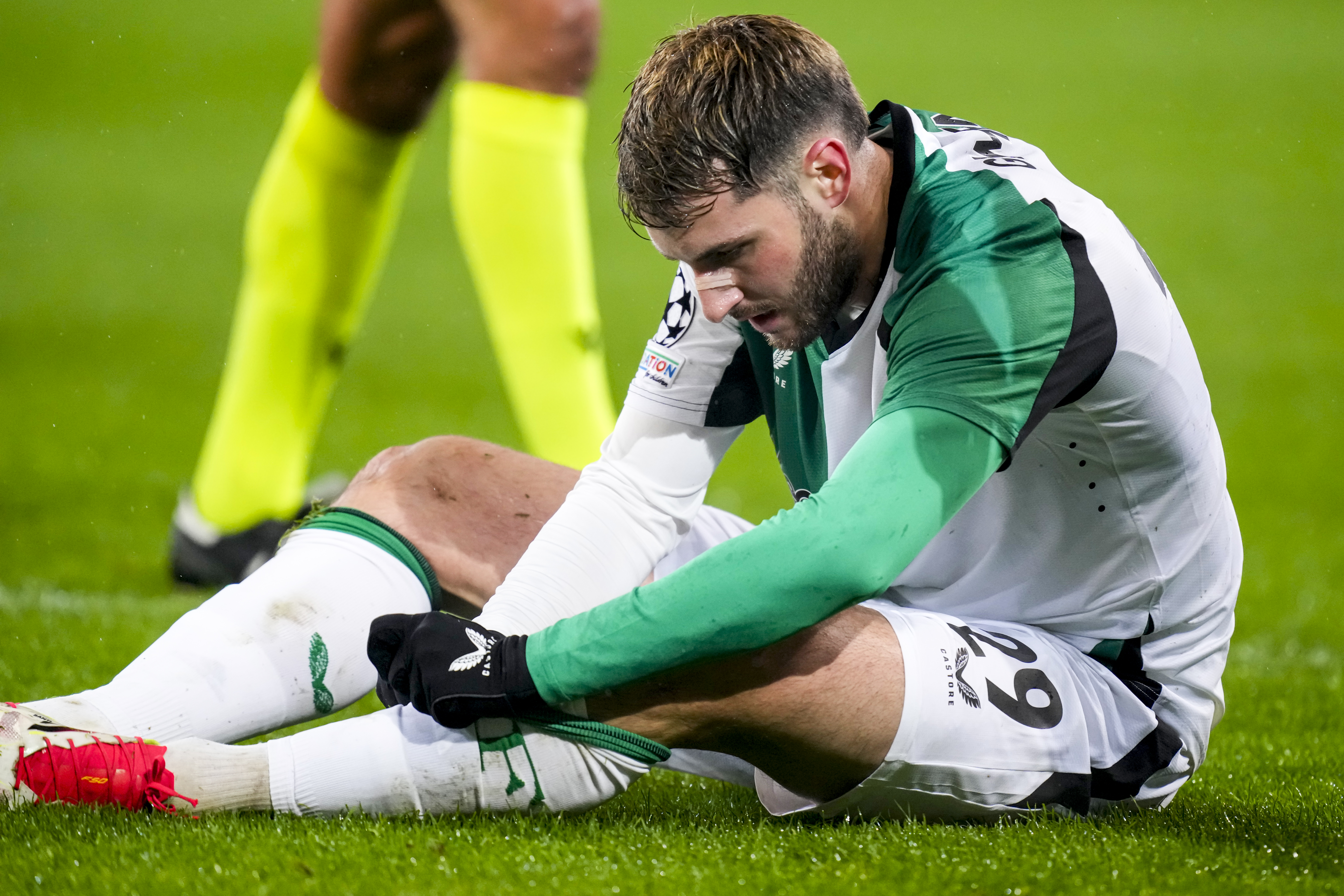 Santiago Gimenez raakt geblesseerd in de wedstrijd tegen Lille