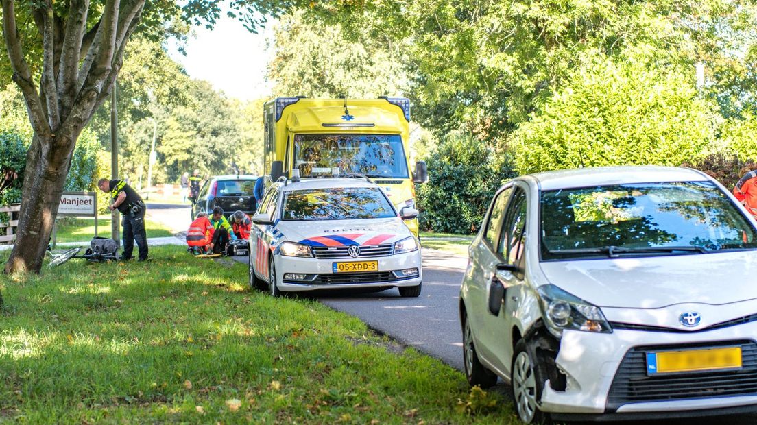 De fietsster werd geraakt door de autospiegel