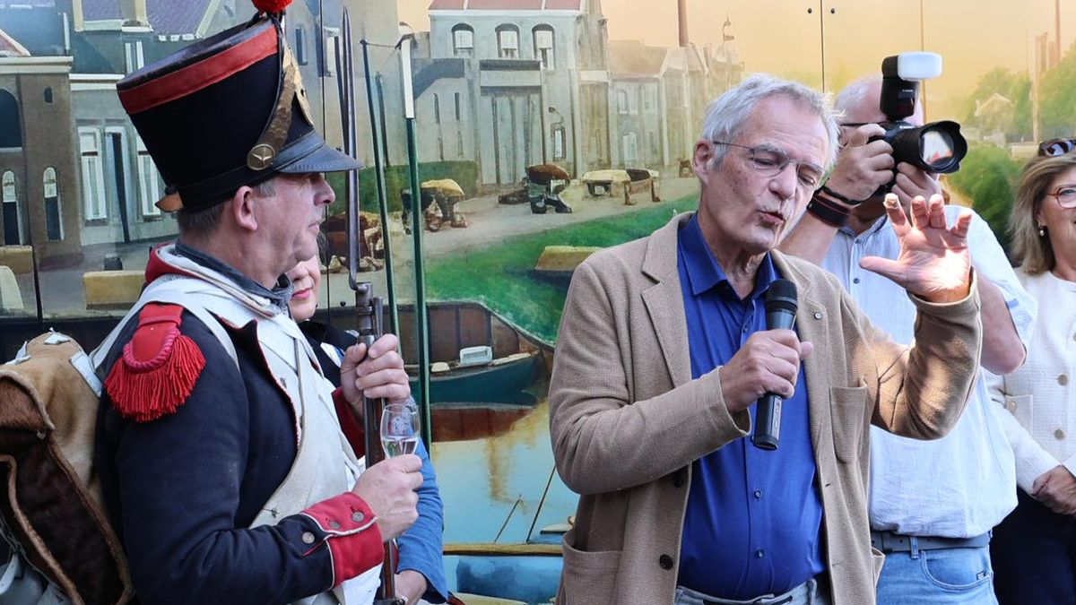 Herman Finkers vertelt het verhaal achter de mozaïeken in Almelose tunnel