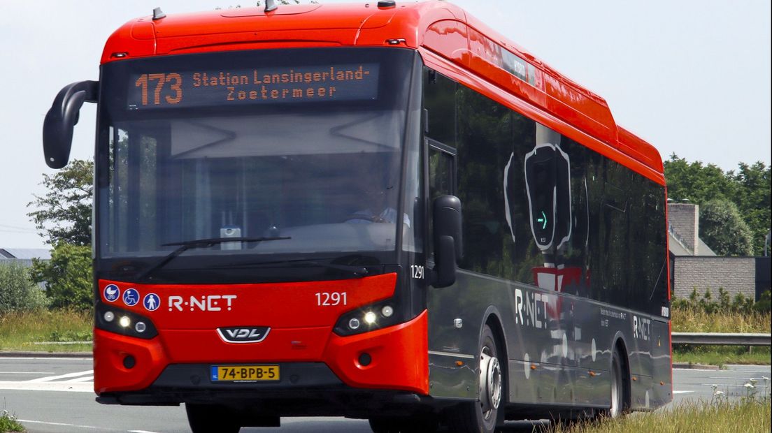 Een R-net bus richting Zoetermeer, het aantal haltes nam daar fors af