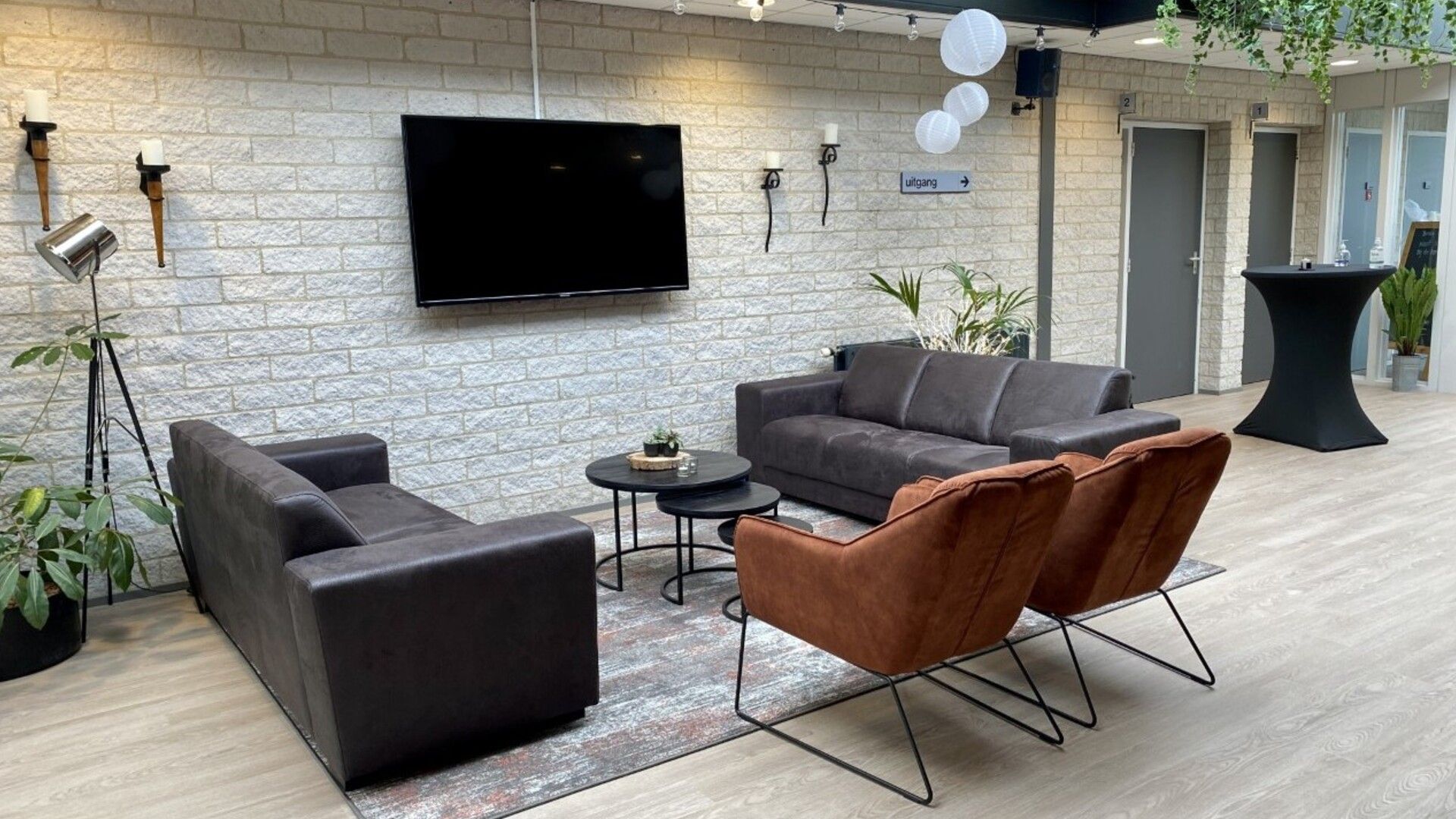 De verbouwde foyer, nu een sfeervolle huiskamer
