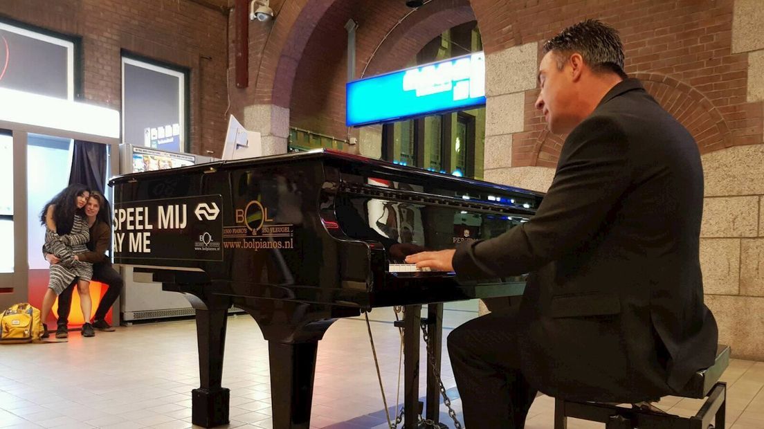 De Zwolse pianoman haalt zijn optreden in Enschede maandag in