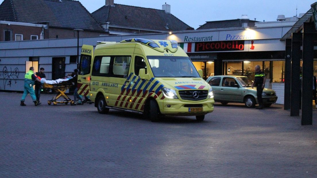 De ambulance neemt een van de slachtoffer mee naar het ziekenhuis (Rechten: Van Oost Media)