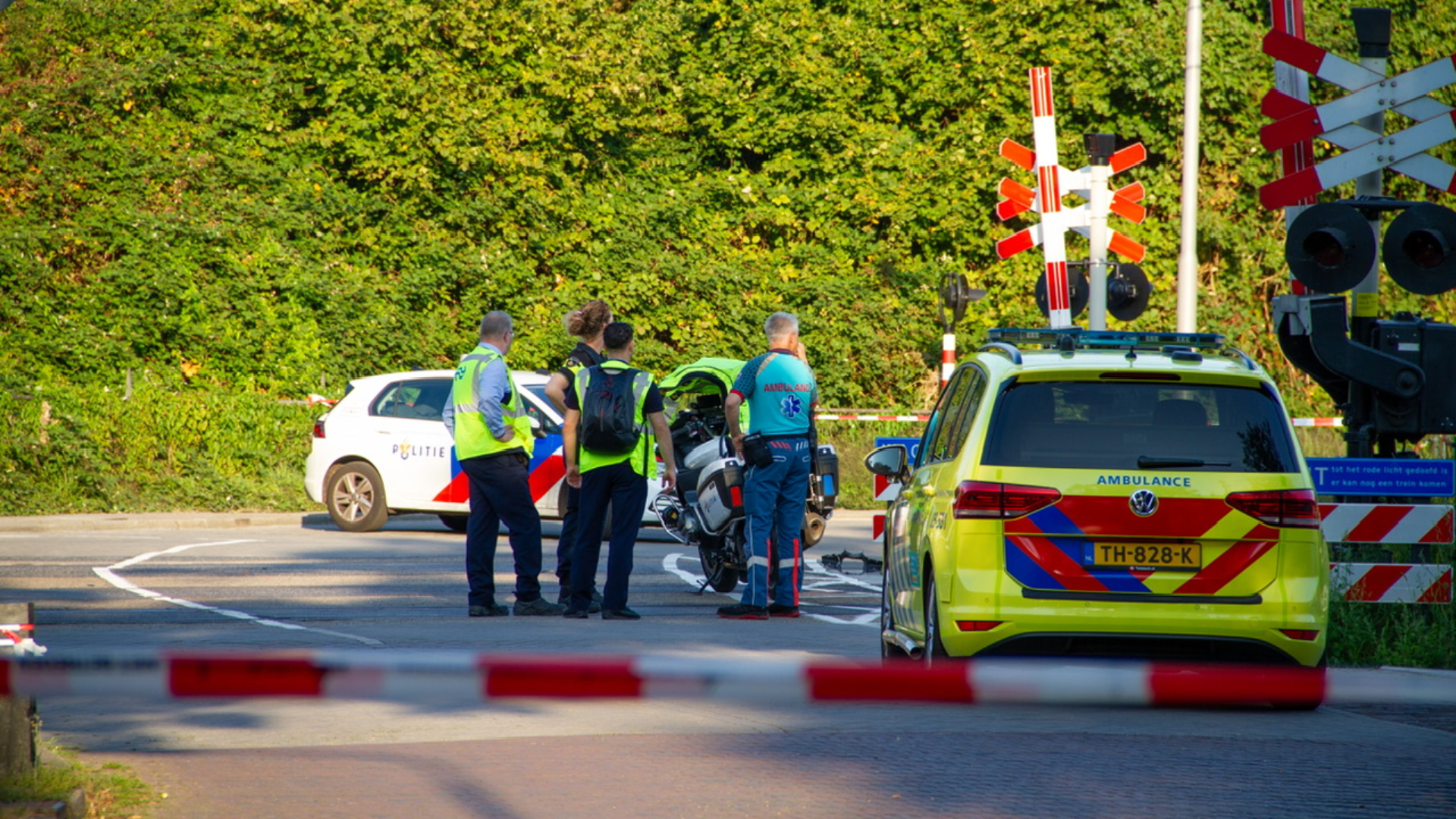 Bestuurder scooter overleden na aanrijding met trein in Amersfoort.