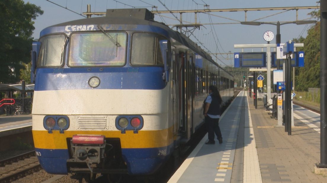 In de stoptrein van Enschede naar Apeldoorn lopen de temperaturen flink op