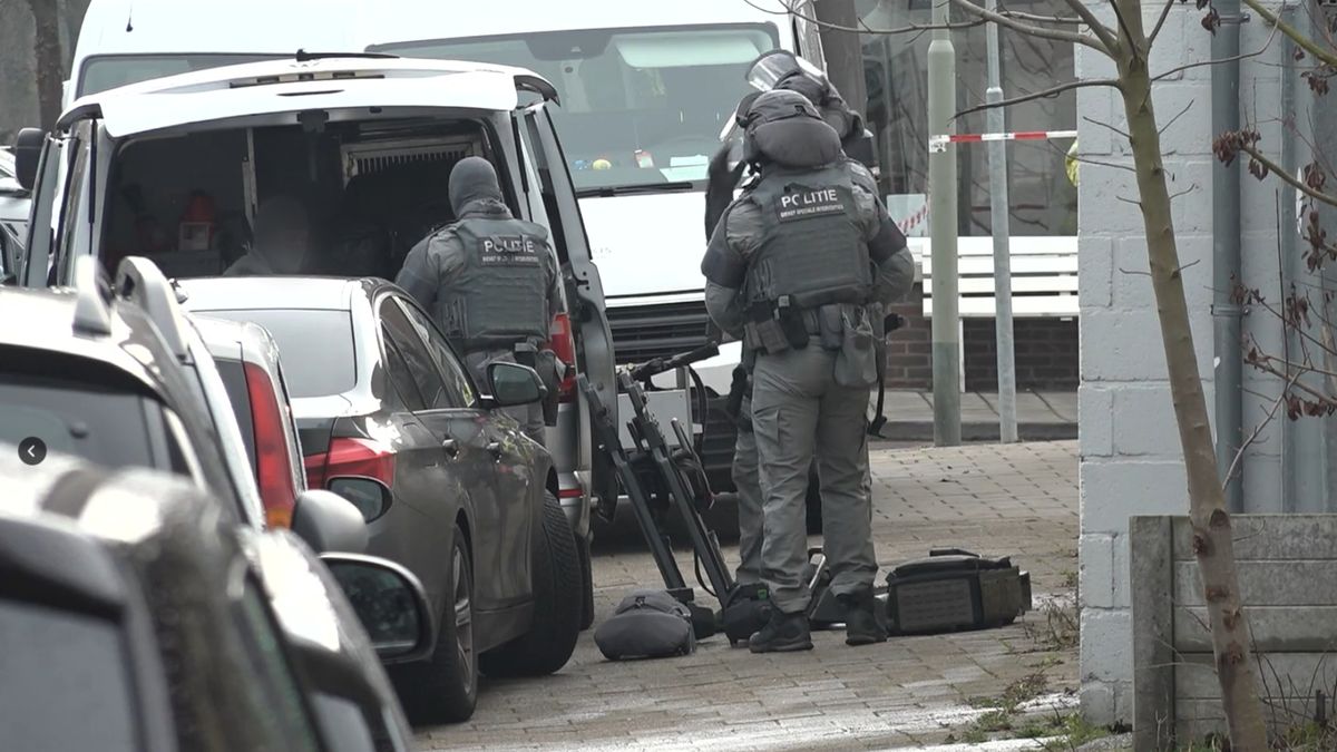 VIDEO Speciaal interventieteam politie in Sittard gearriveerd vanwege dreigende situatie