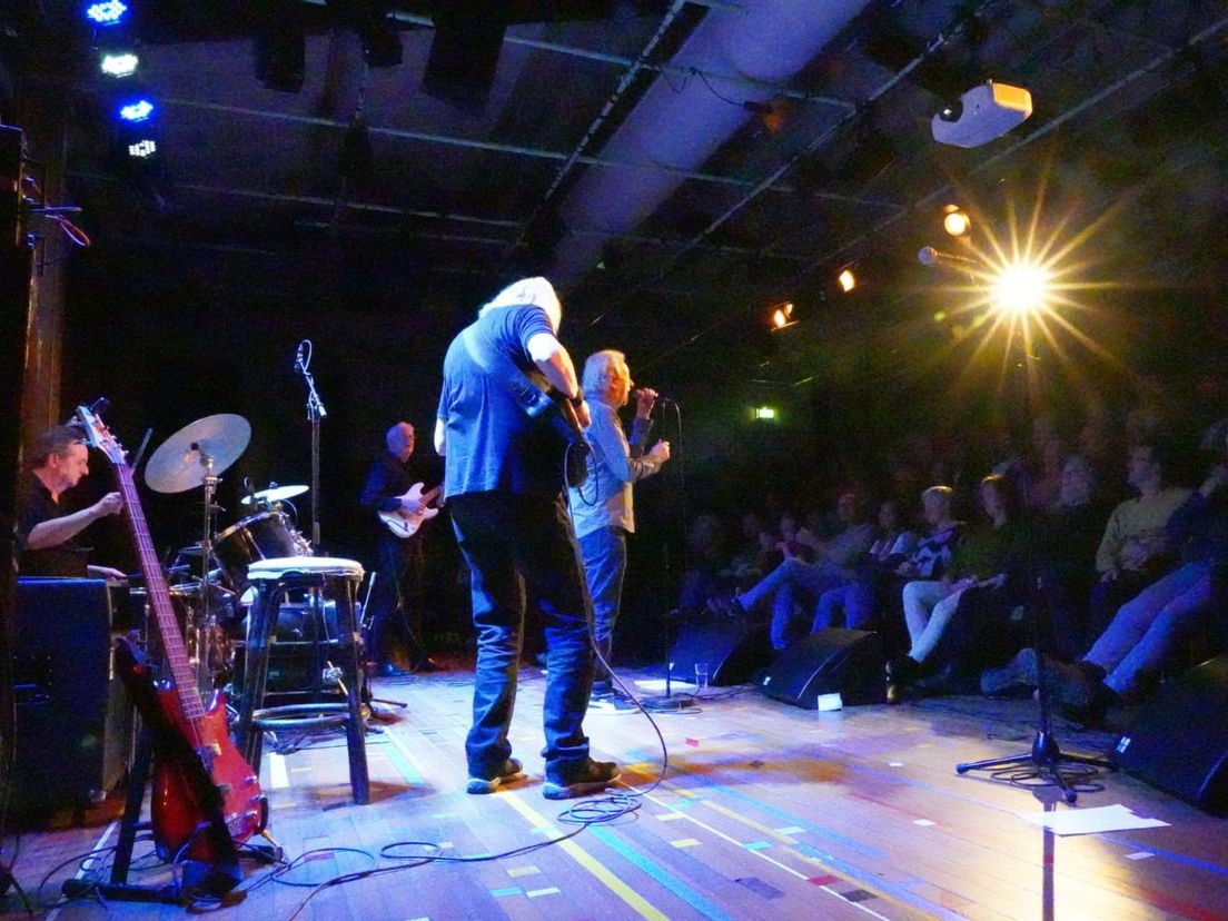 De Rotterdamse nederpopband Noodweer, tijdens het reünie-concert afgelopen week in een uitverkochte Kantine Walhalla op Katendrecht.