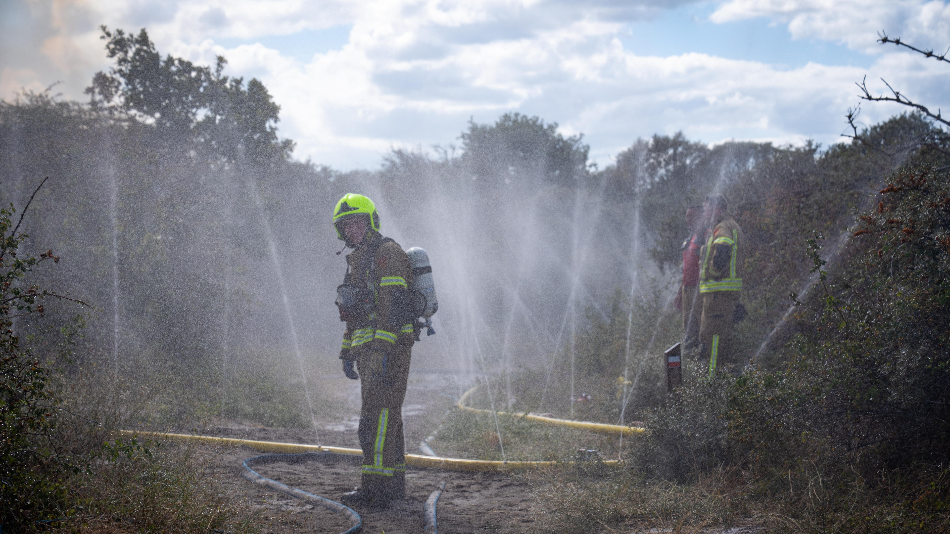 De natte stoplijn van de brandweer in de duinen van Ouddorp