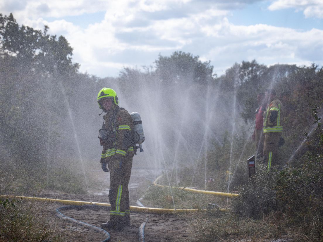 De natte stoplijn van de brandweer in de duinen van Ouddorp