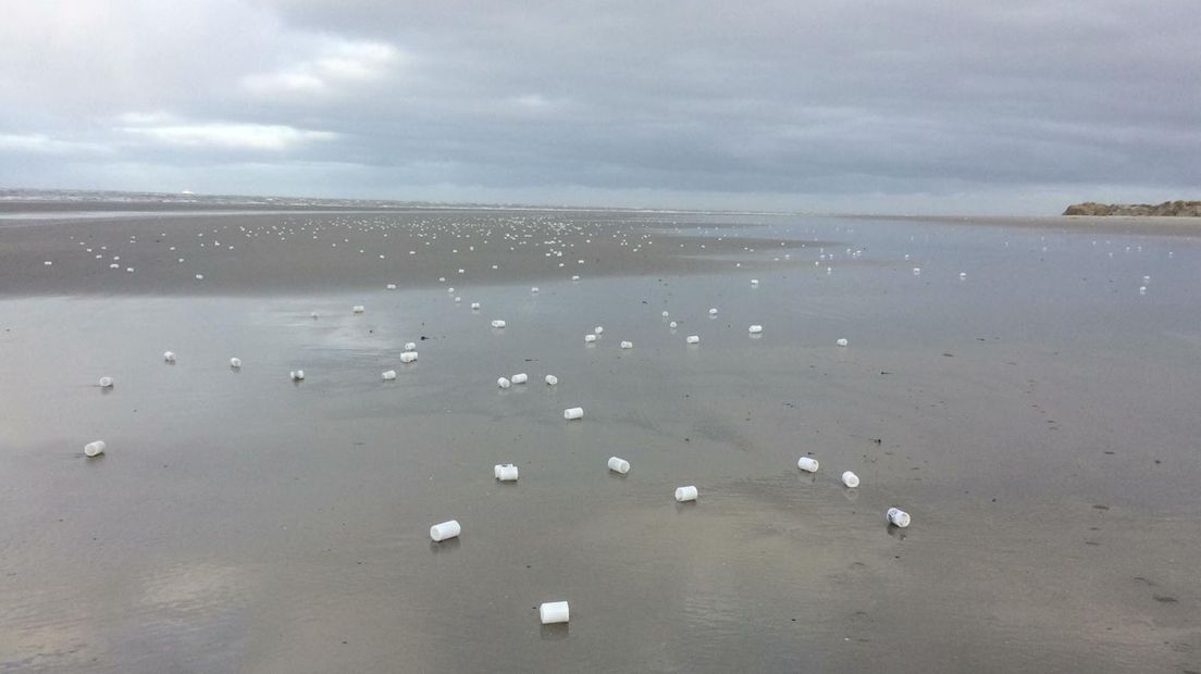 De zandplaten liggen bezaaid met rotzooi