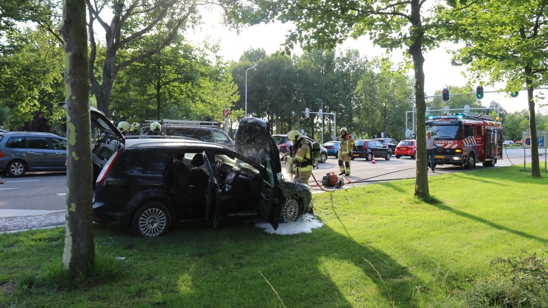 Auto vliegt tijdens het rijden in brand