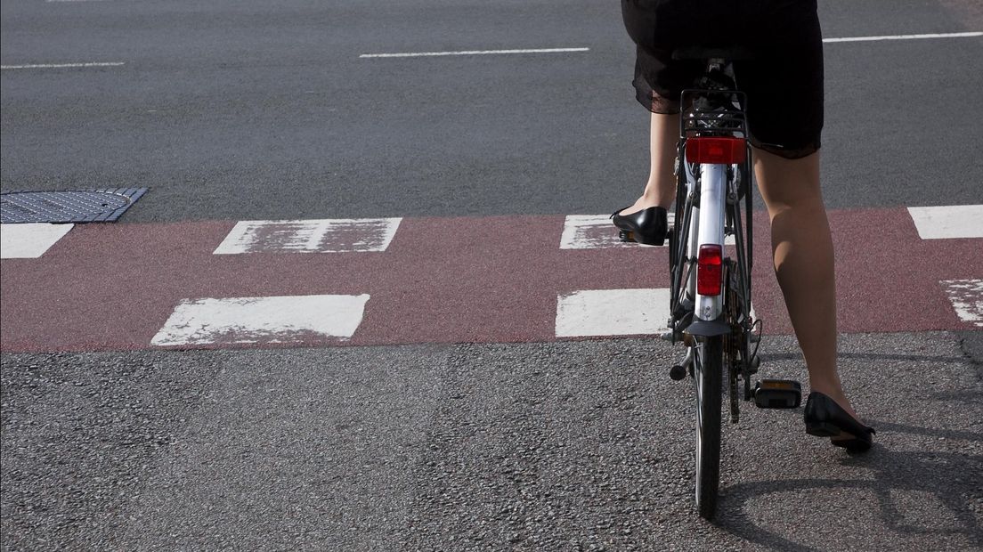 Vrouw wordt van fiets getrapt bij Tuk