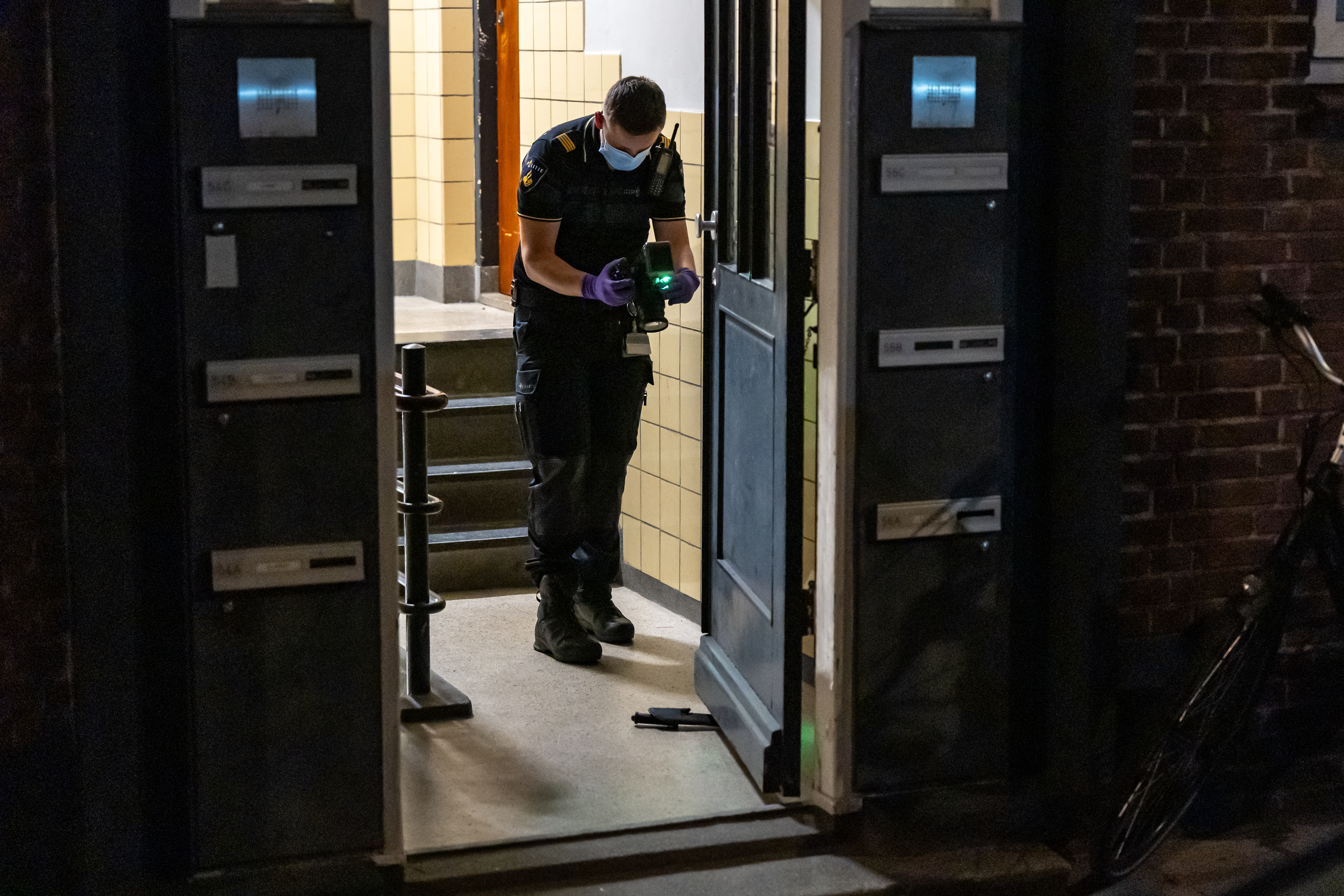 De politie heeft uitgebreid sporenonderzoek verricht in portiek en de woning.