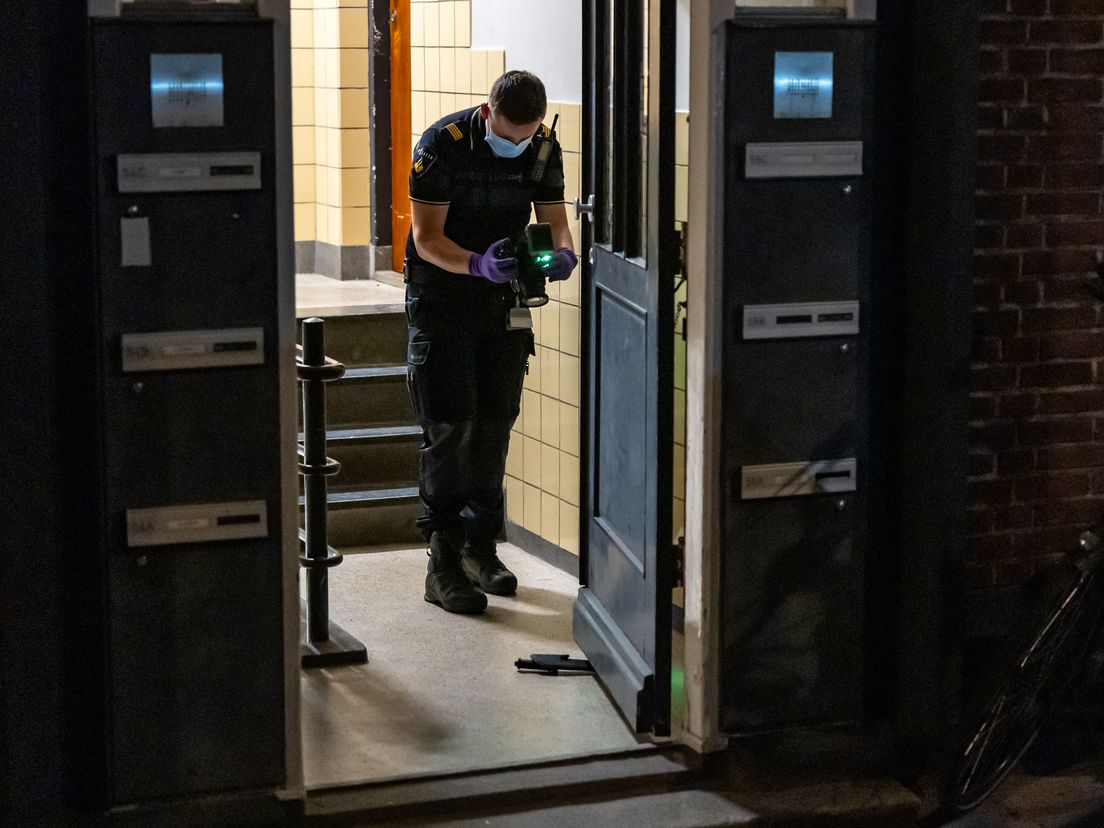 De politie heeft uitgebreid sporenonderzoek verricht in portiek en de woning.
