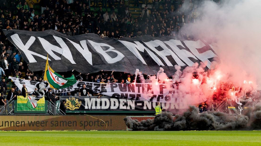 ADO-supporters toonden na zes minuten spandoeken met vuurwerk