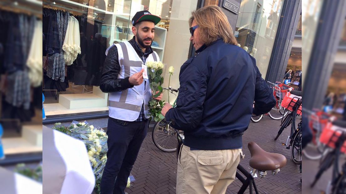 Moslims delen rozen uit 