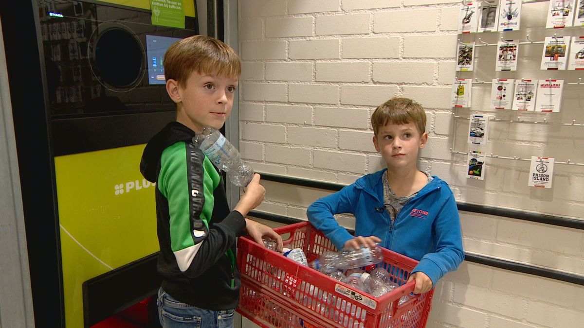 Thomas (9) en Swen (7) uit Vrouwenpolder graaien graag in afvalbakken: het zijn echte statiegeldjage