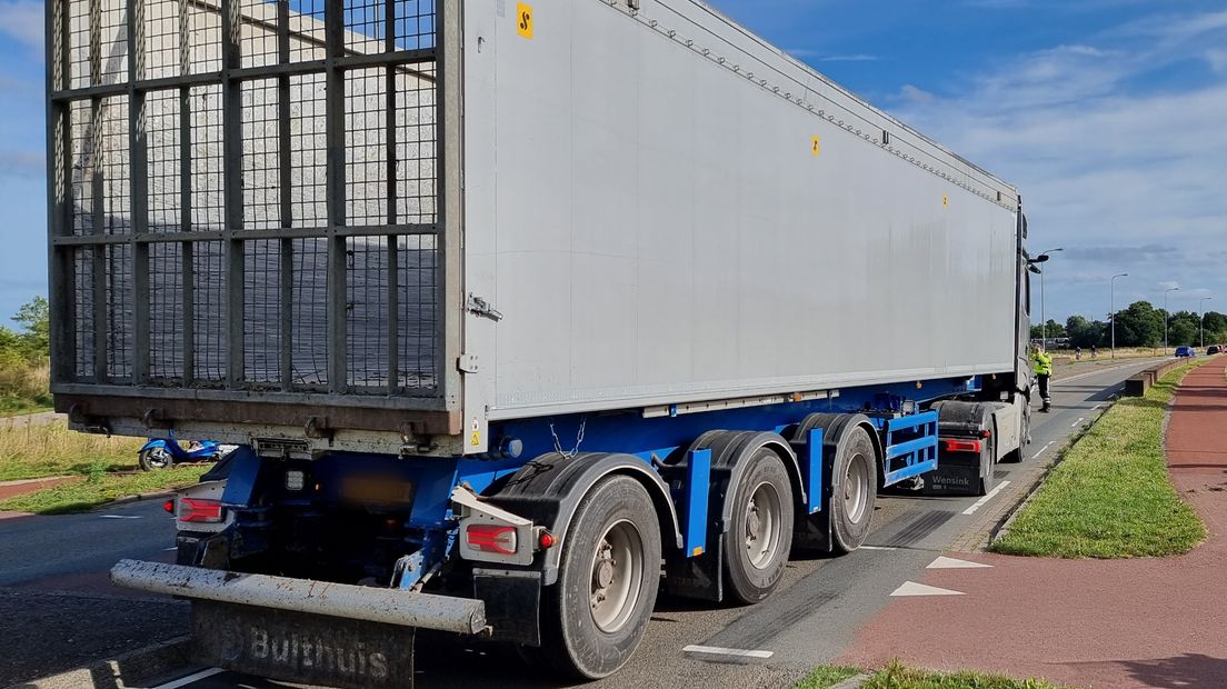 De bietenwagen na het ongeluk aan de Johan Van Zwedenlaan
